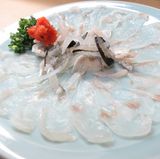 Kugelfisch oder die Leibspeise Fugu     Der Mythos des Kugelfischs ist altbekannt und wurde in vielen Hollywood-Produktionen als Mordwaffe eingesetzt. Nicht ganz ungefährlich - denn ein falscher Schnitt kann ganze Armeen lahmlegen. Im wahrsten Sinne des Wortes. Das Gift Tetrodotoxin (TTX), das sich in Haut, Leber und Eierstöcken des Fisches befindet, nicht aber im Muskelfleisch, wirkt auf die Körpernerven - und zwar so sehr, dass Opfer vollständig gelähmt sind und sich weder bewegen noch sprechen können. Fatal, denn die Vergifteten bleiben bei Bewusstsein, während die Lähmung einen Atemstillstand oder einen Herzstillstand hervorrufen kann. Es gibt aber auch Gegenmaßnahmen: Wenn die Atmung und der Kreislauf in Gang gehalten werden, klingen die Symptome nach 24 Stunden ab. Alle Fugu-Liebhaber können aber aufatmen: Mittlerweile werden Kugelfische zum Verzehr gezüchtet, die kein Tetrodotoxin enthalten - so kann gefahrlos reingebissen werden.