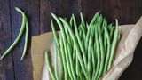 Grüne Bohnen     Grünen Bohnen klingen zwar harmlos , dennoch sind diese roh nur eingeschränkt genießbar. Sie enthalten das giftige Lektin Phaseolin, das durchs Kochen zerstört wird. Das Genießen von rohen Gartenbohnen kann bei Kindern zu heftigen Vergiftungen führen.