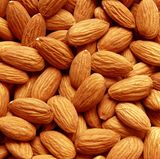 Bittermandeln     Wussten Sie, dass Mandeln im Rohzustand lebensgefährlich sein können? Die Bestandteile der rohen Nüsse werden im Magen zu Blausäure umgewandelt. Ernsthafte Vergiftungen sind bei Erwachsenen zwar selten, bei Kindern können jedoch fünf bis zehn Bittermandeln zum Tod führen. Erwachsene sollten den Verzehr von 50 bis 60 rohen Bittermandeln nicht überschreiten. Die Natur hat aber vorgesorgt - durch den unangenehmen Geschmack der rohen Bittermandeln kommt es im Normalfall nicht zu einer Vergiftung.