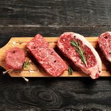 Rindfleisch ist reich an Tryptophan, eine Aminosäure, die bei der Melatonin-Produktion beteiligt ist. Das Hormon Melatonin hilft, den Schlaf zu regulieren, sagt der Schlafexperte dem Online-Magazin "Insider". 