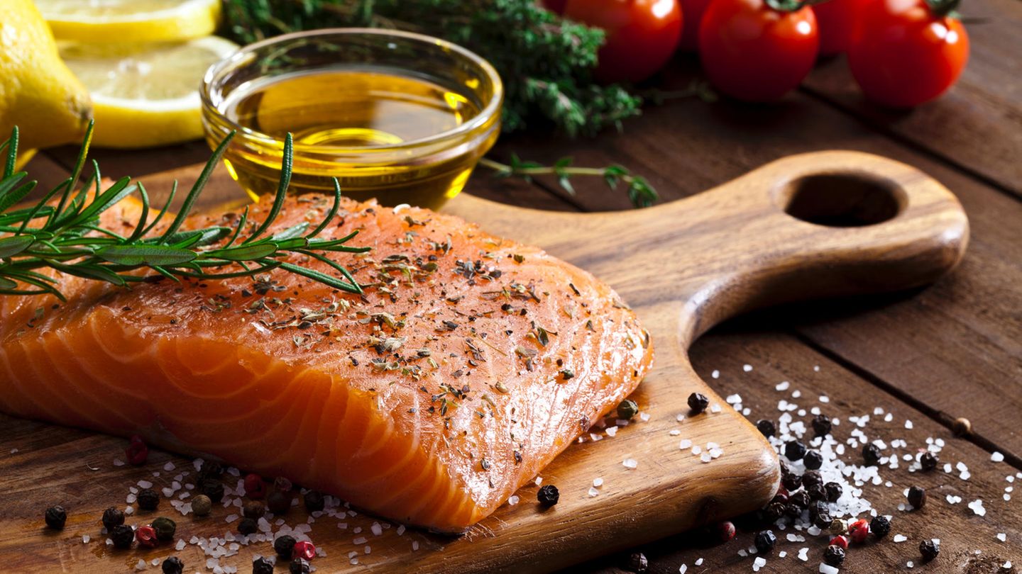 Omega-3-Fette, die in Lachs enthalten sind, sind essentiell für einen guten Schlaf.