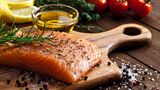 Omega-3-Fette, die in Lachs enthalten sind, sind essentiell für einen guten Schlaf.
