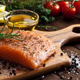 Omega-3-Fette, die in Lachs enthalten sind, sind essentiell für einen guten Schlaf.