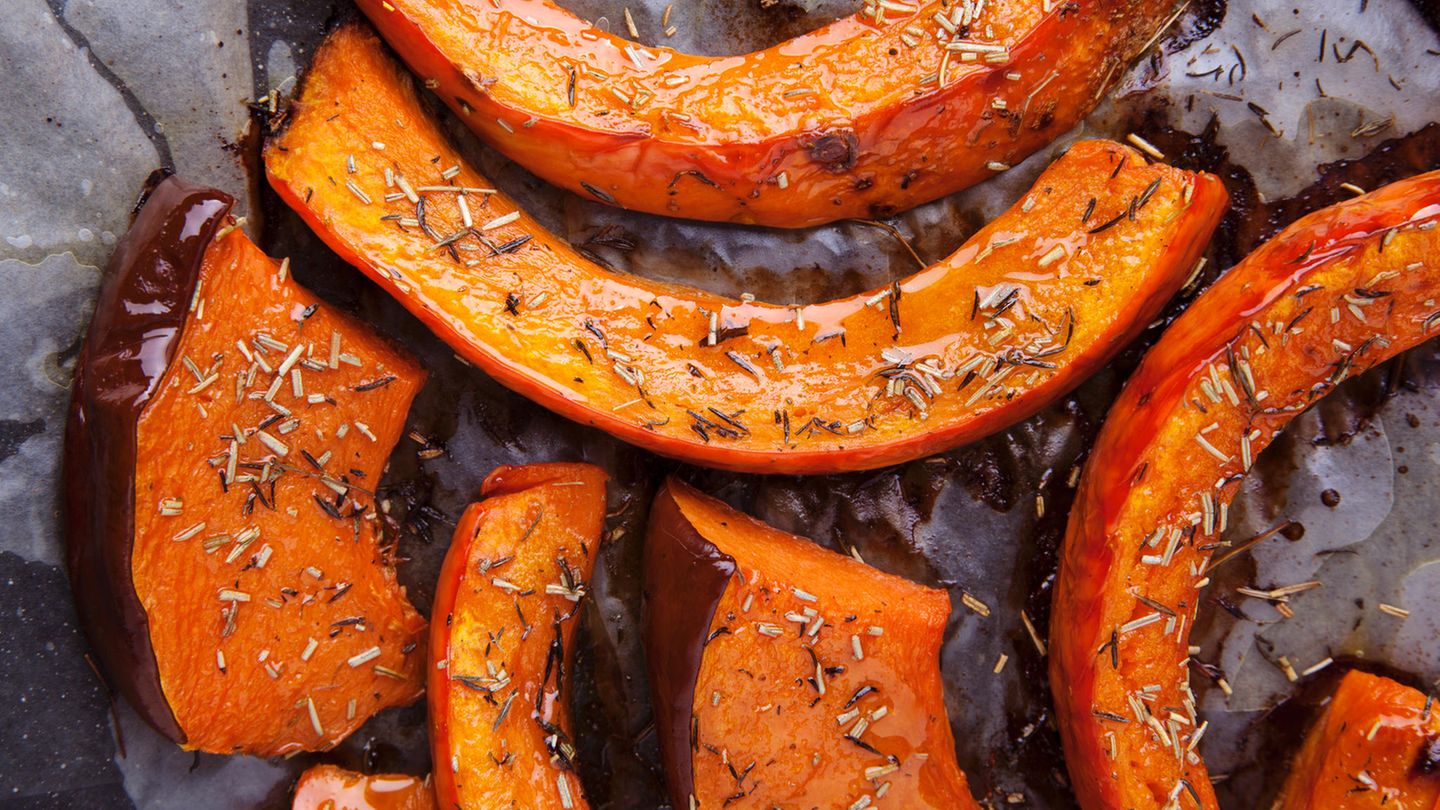 Kürbis ist voll von Kalzium, Magnesium und Omega-3-Fetten - alles Nährstoffe, die für einen guten Schlaf sorgen können
