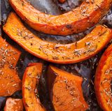 Kürbis ist voll von Kalzium, Magnesium und Omega-3-Fetten - alles Nährstoffe, die für einen guten Schlaf sorgen können