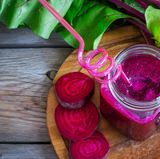 Rote Bete hat nicht nur eine schöne Farbe, sondern enthält auch wichtige Nährstoffe, die für einen guten Schlaf sorgen können: Kalzium und Magnesium.