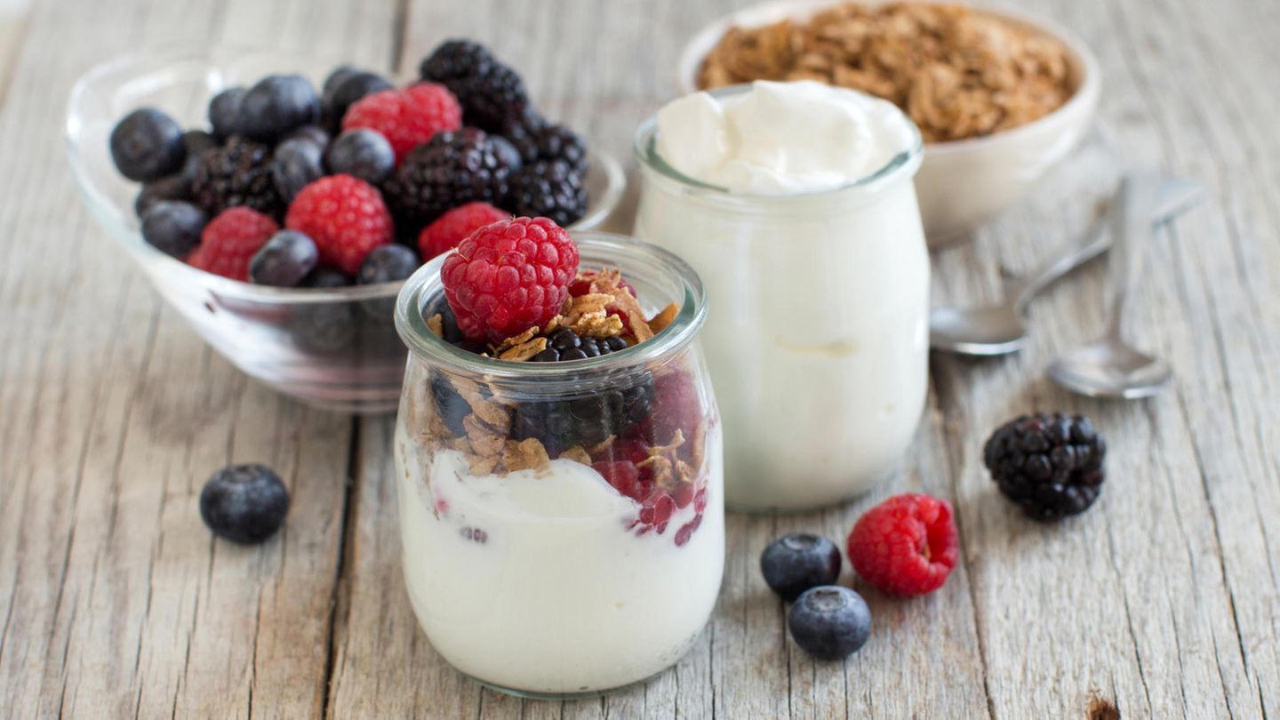 Auch Joghurt könnte die Melatonin-Ausschüttung anregen und so zu einem besseren Schlaf führen.