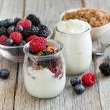 Auch Joghurt könnte die Melatonin-Ausschüttung anregen und so zu einem besseren Schlaf führen.