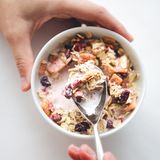 Haferflocken enthalten Kupfer, das lässt einen länger schlafen, sagt der Schlafspezialist. Zudem sättigen sie lange.