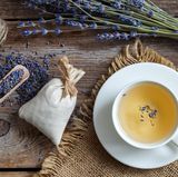 Kräutertees entspannen. Der Schlafspezialist empfiehlt Lavendel- oder Kamillentee vor dem Zubettgehen zu trinken, die wirken besonders beruhigend.