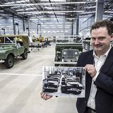 Kevin Bishop präsentiert die Original Land Rover Produktionslinie auf dem Photo, die als Vorbild dient
