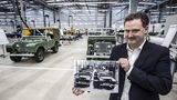 Kevin Bishop präsentiert die Original Land Rover Produktionslinie auf dem Photo, die als Vorbild dient