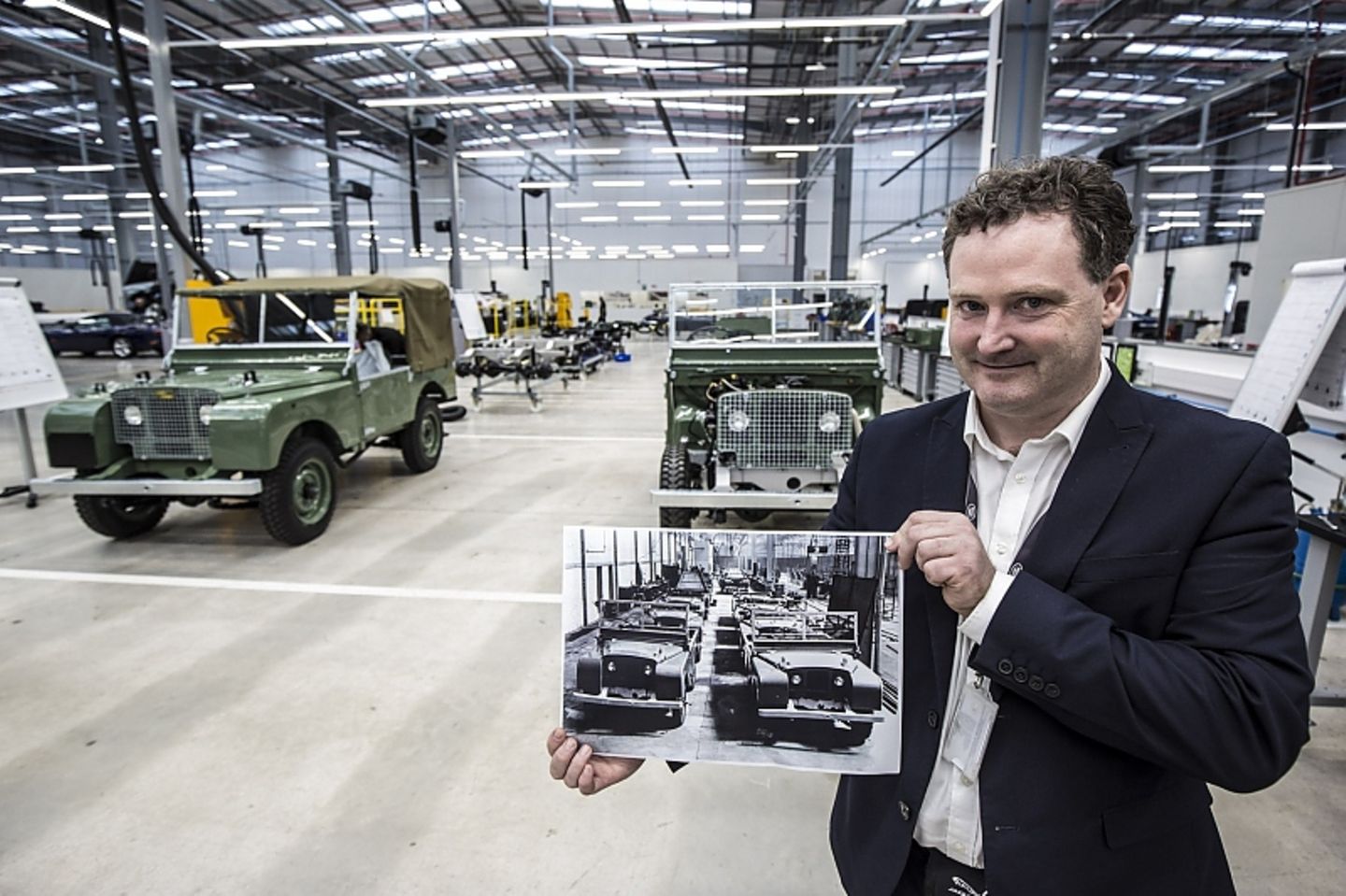 Kevin Bishop präsentiert die Original Land Rover Produktionslinie auf dem Photo, die als Vorbild dient