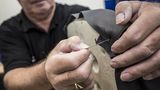 Sattler beziehen die Sitzkissen