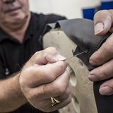 Sattler beziehen die Sitzkissen