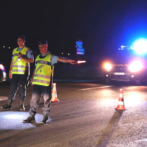 Polizisten leiten nach dem Zwischenfall den Verkehr bei Sept-Sorts nahe Paris um