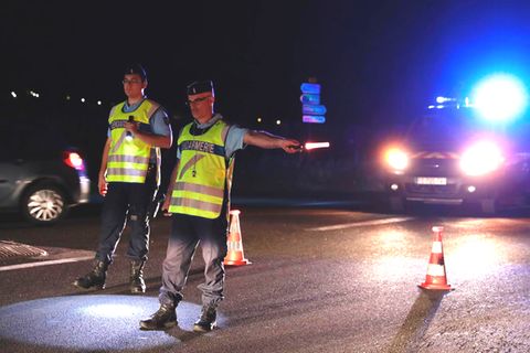 Polizisten leiten nach dem Zwischenfall den Verkehr bei Sept-Sorts nahe Paris um