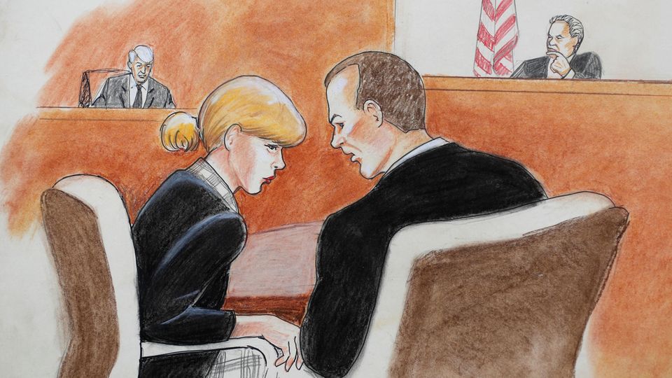 "Po-Grapsch"-Prozess: Eine Gerichtszeichnung zeigt Taylor Swift im Gespräch mit ihrem Anwalt vor dem Bundesgericht in Denver
