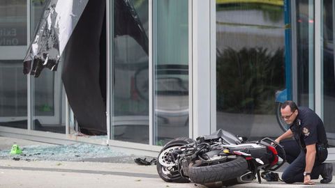 Ein Polizist untersucht nach dem Unglück das Motorrad der Stuntfrau