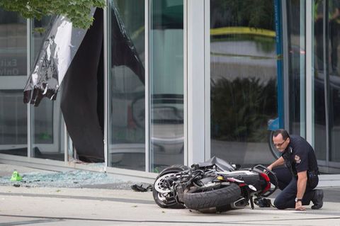 Ein Polizist untersucht nach dem Unglück das Motorrad der Stuntfrau