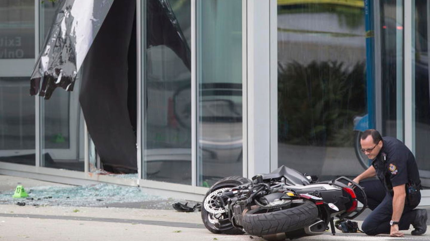Ein Polizist untersucht nach dem Unglück das Motorrad der Stuntfrau