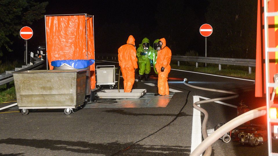 Nachrichten aus Deutschland: Feuerwehrmänner auf der Autobahn 24 bei Walsleben (Brandenburg) im Einsatz