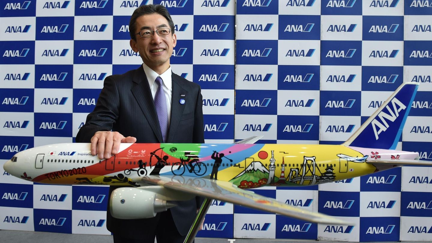 Rang 15: All Nippon Airways  Mit 47,3 Millionen Passagieren im Jahre 2016 ist ANA laut der Statistik der Weltluftfahrtorganisation IATA die größte Fluglinie Japans. Zum Streckennetz gehören 116 innerjapanische und 83 internationale Verbindungen. Im Bild stellt ANA-Präsident Yuji Hirako die Sonderlackierung für einen Jet vor, der für die Olympischen Sommerspiele 2020 in Tokio werben soll.