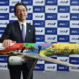 Rang 15: All Nippon Airways  Mit 47,3 Millionen Passagieren im Jahre 2016 ist ANA laut der Statistik der Weltluftfahrtorganisation IATA die größte Fluglinie Japans. Zum Streckennetz gehören 116 innerjapanische und 83 internationale Verbindungen. Im Bild stellt ANA-Präsident Yuji Hirako die Sonderlackierung für einen Jet vor, der für die Olympischen Sommerspiele 2020 in Tokio werben soll.