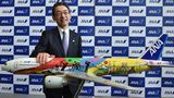 Rang 15: All Nippon Airways  Mit 47,3 Millionen Passagieren im Jahre 2016 ist ANA laut der Statistik der Weltluftfahrtorganisation IATA die größte Fluglinie Japans. Zum Streckennetz gehören 116 innerjapanische und 83 internationale Verbindungen. Im Bild stellt ANA-Präsident Yuji Hirako die Sonderlackierung für einen Jet vor, der für die Olympischen Sommerspiele 2020 in Tokio werben soll.