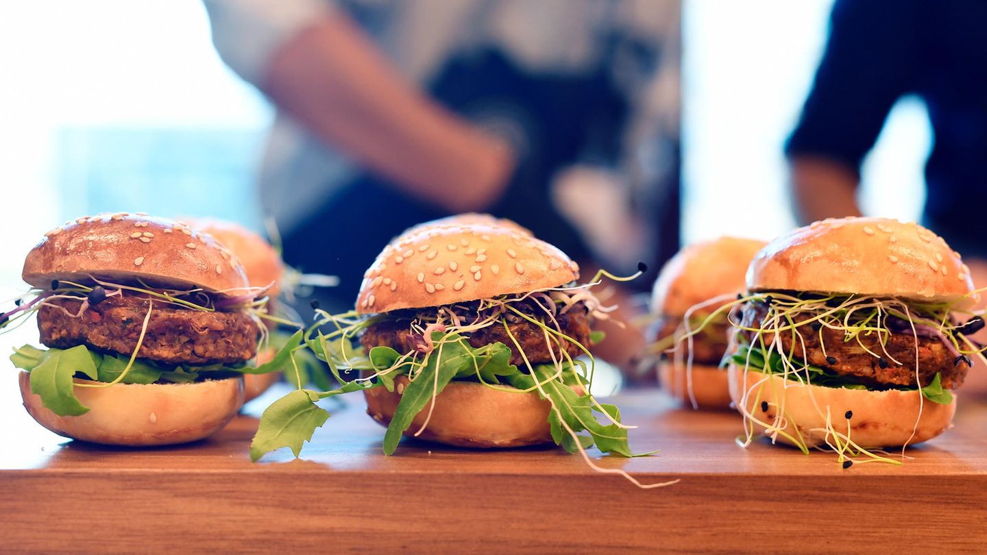 Drei Burger mit Mehlwürmern stehen zur Verkostung bereit