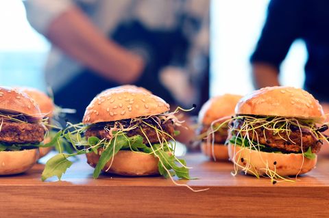 Drei Burger mit Mehlwürmern stehen zur Verkostung bereit