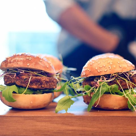 Drei Burger mit Mehlwürmern stehen zur Verkostung bereit