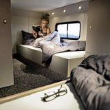 Die Kabine beinhaltet eine 2,5 Zimmer Wohnung, eine Garage für ein Begleitfahrzeug und einen Whirlpool auf dem Dach.