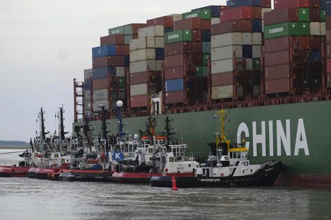 Ein Containerschiff ist in den Niederlanden auf Grund gelaufen, zwölf Rettungsboote sind im Einsatz