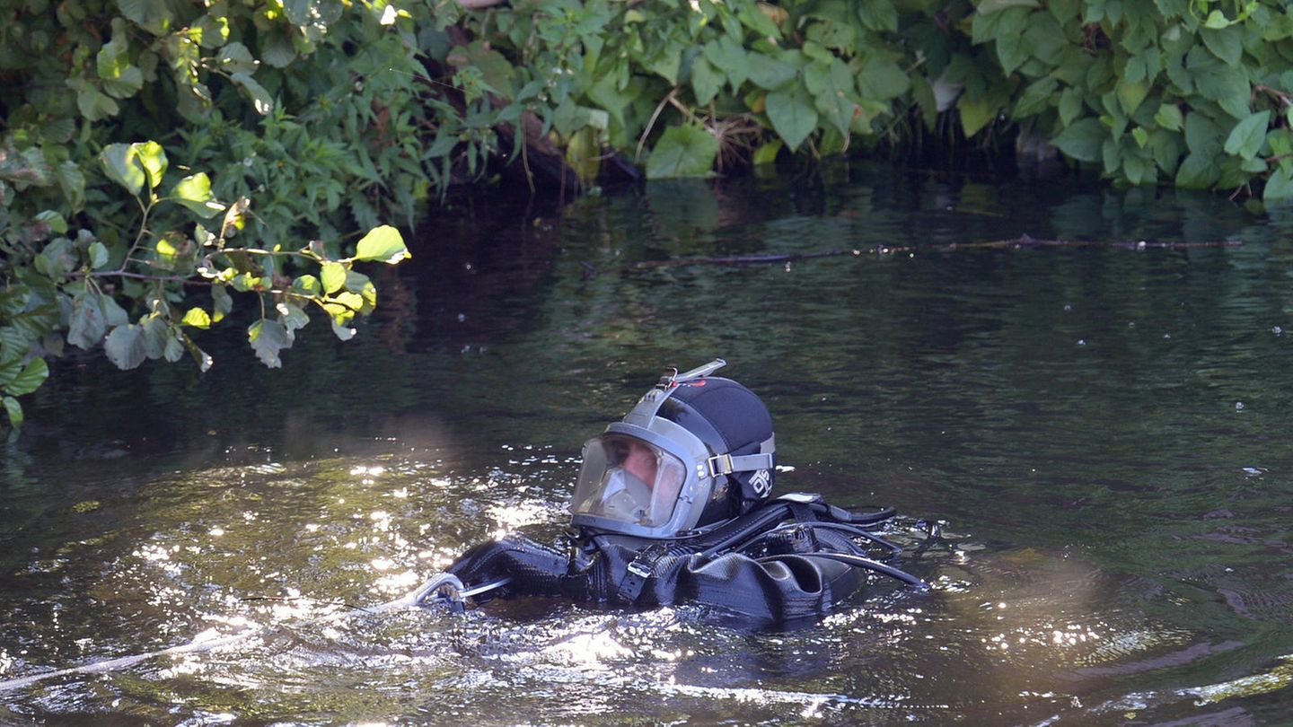 Erneut sind in Hamburg Polizeitaucher auf der Suche nach weiteren Leichenteilen