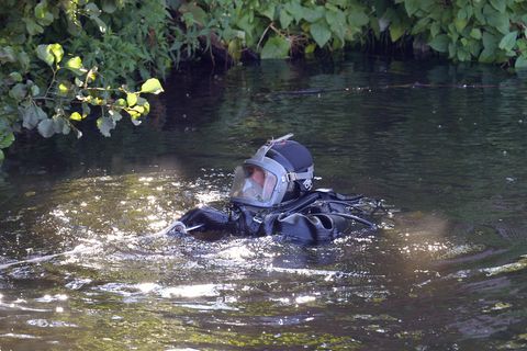 Erneut sind in Hamburg Polizeitaucher auf der Suche nach weiteren Leichenteilen