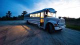 Camping ganz "old school"  Luxus geht auch etwas günstiger: Filmer Felix Starck und Freundin Selima Tabi haben eine alten Schulbus in den USA gekauft und selbst umgebaut. 