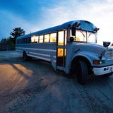 Camping ganz "old school"  Luxus geht auch etwas günstiger: Filmer Felix Starck und Freundin Selima Tabi haben eine alten Schulbus in den USA gekauft und selbst umgebaut. 