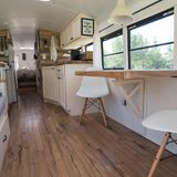 Der Charme der Individualisten  Mit viel Geschmack und einem Budget von etwa 60.000 Euro - hinzu kamen noch die elektronischen Arbeitsplätze des Paares - haben sie einen Wohntraum auf Rädern hinbekommen. Einen Haken dürfte das Gerät jedoch haben: Alte Schulbusse sind nicht auf lange Strecken und Fahrkomfort ausgelegt. Fahren dürfte also hier noch echte Arbeit bedeuten. Aber man kann sich ja bei Bedarf exzellent ausruhen.