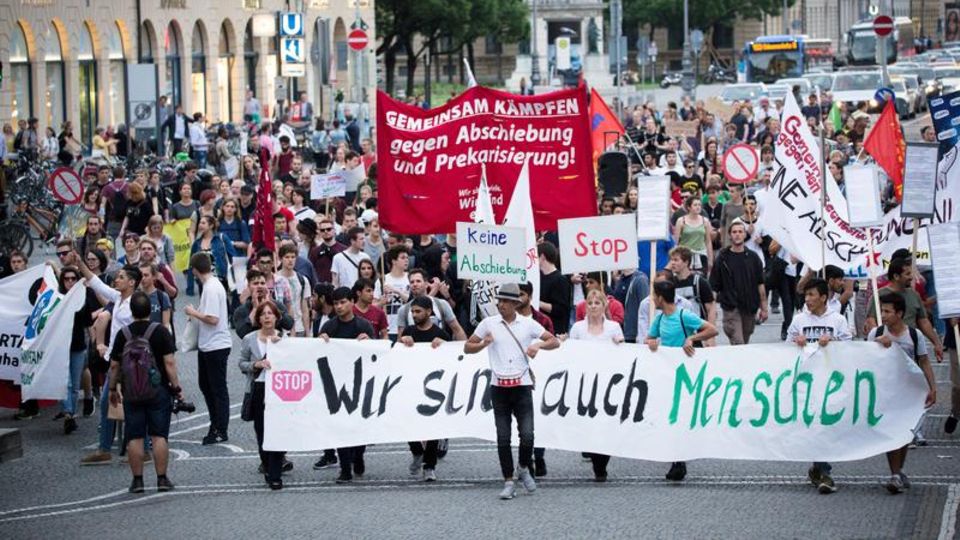 Eine Demonstration in München gegen Abschiebungen nach Afghanistan. Die Gegenwehr in der Bevölkerung ist oft groß, sobald es um konkrete Menschen geht