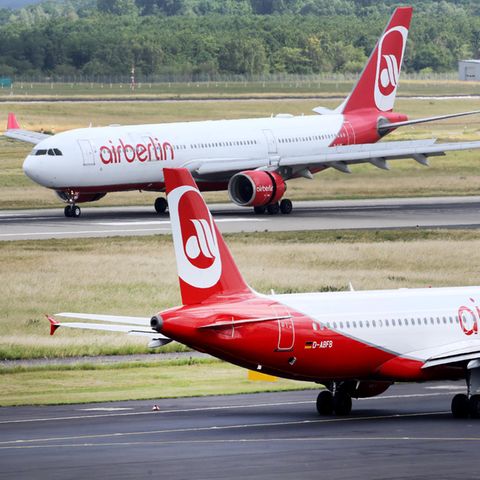 Zwei Maschinen von Air Berlin auf dem Rollfeld - Die Airline hat aber Insolvenz angemeldet