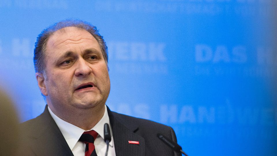 "Leider hören wir nach wie vor von unseren Handwerksbetrieben, dass Flüchtlinge während des Praktikums und trotz eines gültigen Ausbildungsvertrages abgeschoben werden", sagt Handwerker-Präsident Hans Peter Wollseifer