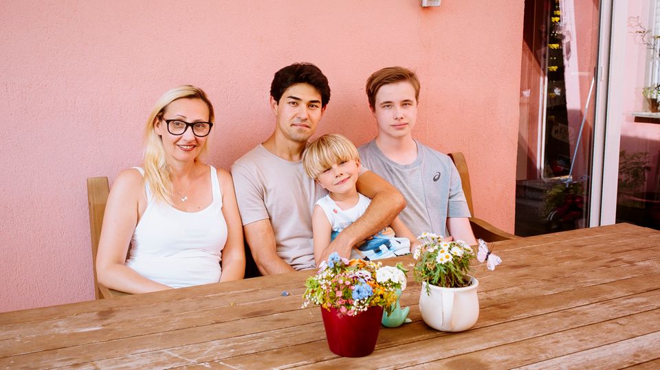 Die Geschichte von Vahid Faiazi klingt wie ein modernes Märchen. Vahid entpuppte sich als echtes Fußballtalent. Vor dem Training paukte er mit Rowlands Frau Steffi Deutsch