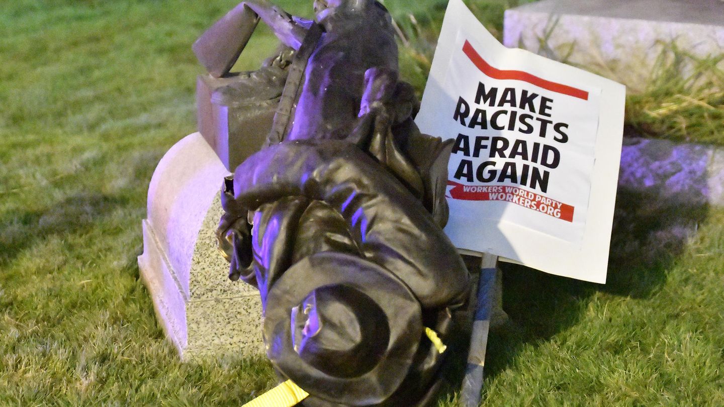 Proteste in den USA: Ein vom Sockel gestürztes Konföderierten-Denkmal liegt am Boden