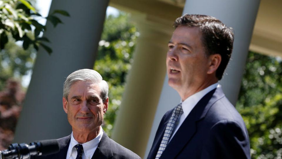 Im Rosengarten des Weißen Hauses steht Robert Mueller im Juni 2013 neben seinem Nachfolger im Amt des FBI-Direktors, James Comey (r.)