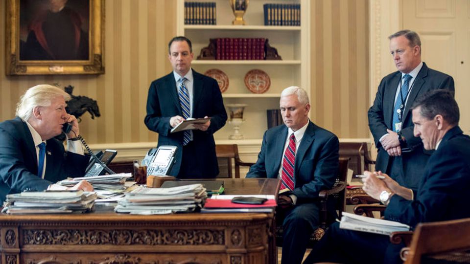 Im Januar telefonierte Trump mit Putin. Nur Vizepräsident Mike Pence (M.) ist heute noch im Amt. Stabschef Reince Priebus (2. v. l.) und Pressesprecher Sean Spicer (2. v. r.) wurden gefeuert, Sicherheitsberater Mike Flynn musste zurücktreten