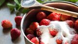 Zucker  Marmelade muss süß sein, deshalb gibt man Zucker zu den Früchten. Zudem hilft der Zucker beim Haltbarmachen, beim Geschmack und der Konsistenz. Normaler Haushaltszucker reicht fürs Marmelademachen völlig aus. Geben Sie je nach gewünschter Süße zwischen 50 und 150 Gramm Zucker auf ein Kilogramm Früchte.