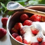 Zucker  Marmelade muss süß sein, deshalb gibt man Zucker zu den Früchten. Zudem hilft der Zucker beim Haltbarmachen, beim Geschmack und der Konsistenz. Normaler Haushaltszucker reicht fürs Marmelademachen völlig aus. Geben Sie je nach gewünschter Süße zwischen 50 und 150 Gramm Zucker auf ein Kilogramm Früchte.