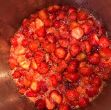 Kochen  Das Wichtigste bei der Zubereitung von Marmelade ist natürlich das Einkochen der Früchte. Wasser verdunstet, die Früchte dicken ein, die Aromen konzentrieren sich. Aber Vorsicht: Zuckern Sie zuerst Ihre Früchte und lassen Sie sie 20 Minuten stehen. Kochen Sie die Früchte dann für 40 bis 50 Minuten bei hoher Hitze. Achten Sie darauf, dass nichts anbrennt, deshalb sollten Sie mit einem Holzlöffel regelmäßig umrühren. Schöpfen Sie Schaum ab. Sobald die Marmelade eine perfekte Textur hat, füllen Sie sie in vorbereitete Gläser. Sie sollte zäh und dick sein, ist sie zu flüssig, braucht sie mehr Zeit zum Kochen.