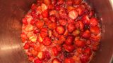 Kochen  Das Wichtigste bei der Zubereitung von Marmelade ist natürlich das Einkochen der Früchte. Wasser verdunstet, die Früchte dicken ein, die Aromen konzentrieren sich. Aber Vorsicht: Zuckern Sie zuerst Ihre Früchte und lassen Sie sie 20 Minuten stehen. Kochen Sie die Früchte dann für 40 bis 50 Minuten bei hoher Hitze. Achten Sie darauf, dass nichts anbrennt, deshalb sollten Sie mit einem Holzlöffel regelmäßig umrühren. Schöpfen Sie Schaum ab. Sobald die Marmelade eine perfekte Textur hat, füllen Sie sie in vorbereitete Gläser. Sie sollte zäh und dick sein, ist sie zu flüssig, braucht sie mehr Zeit zum Kochen.
